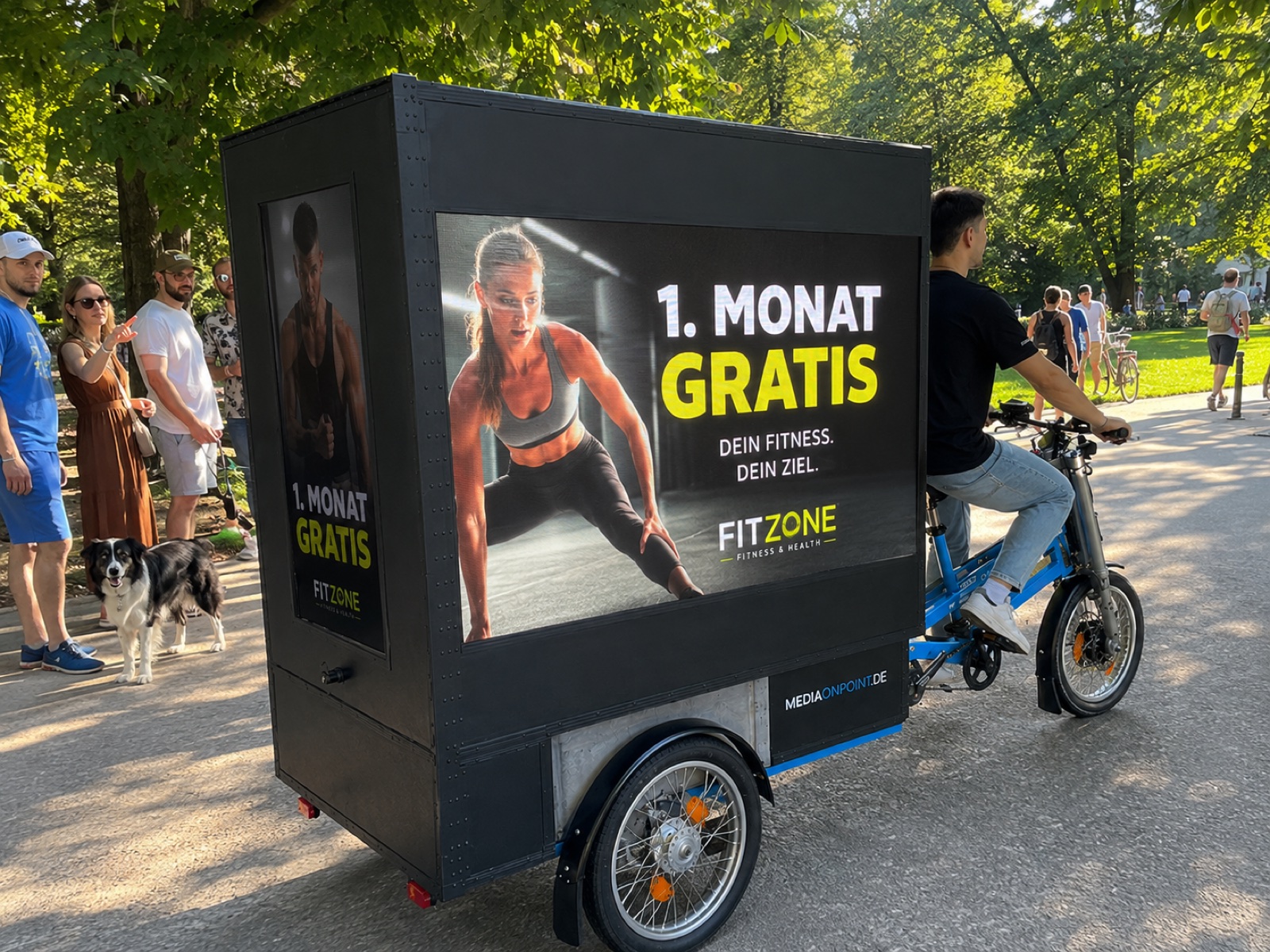 E-Bike mit Fitnessstudio-Aktion im Park