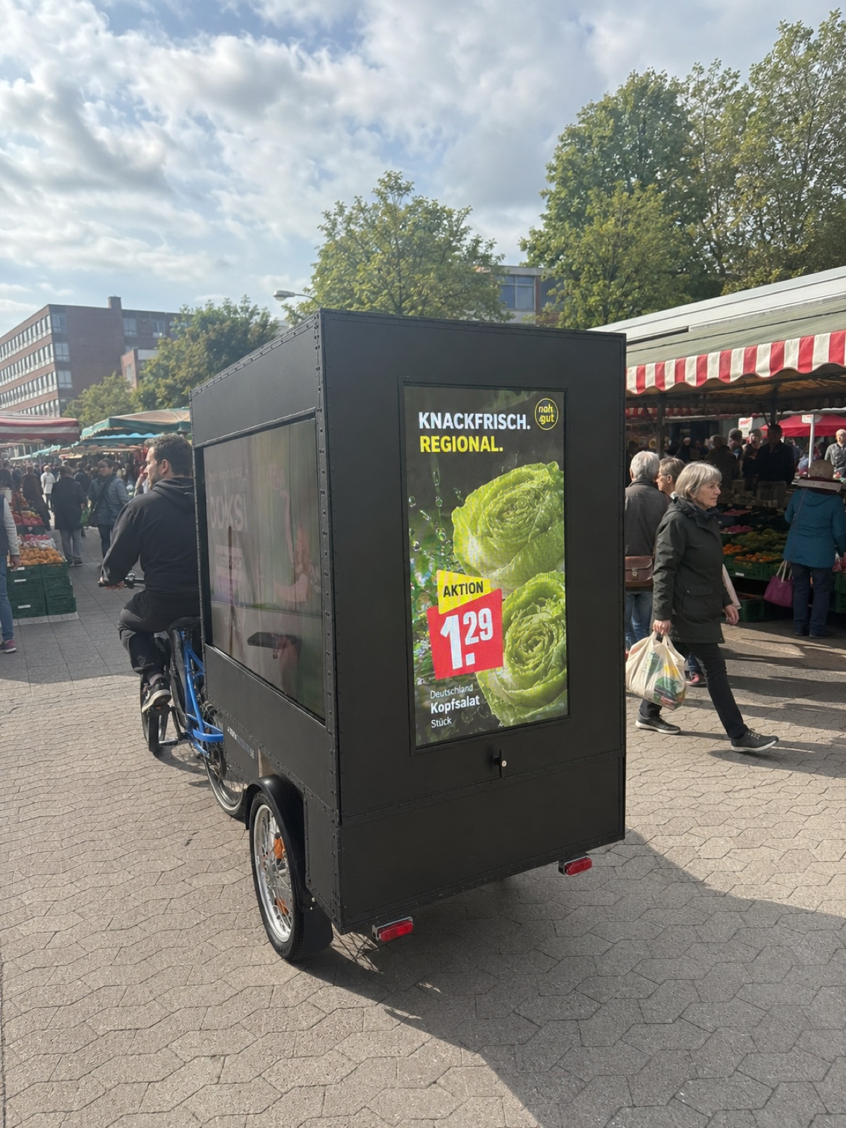 E-Bike mit Frische-Angebot auf dem Wochenmarkt