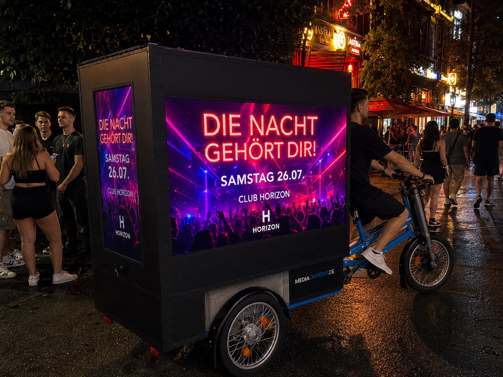 Media on Point E-Bike bewirbt ein Club-Event bei Nacht
