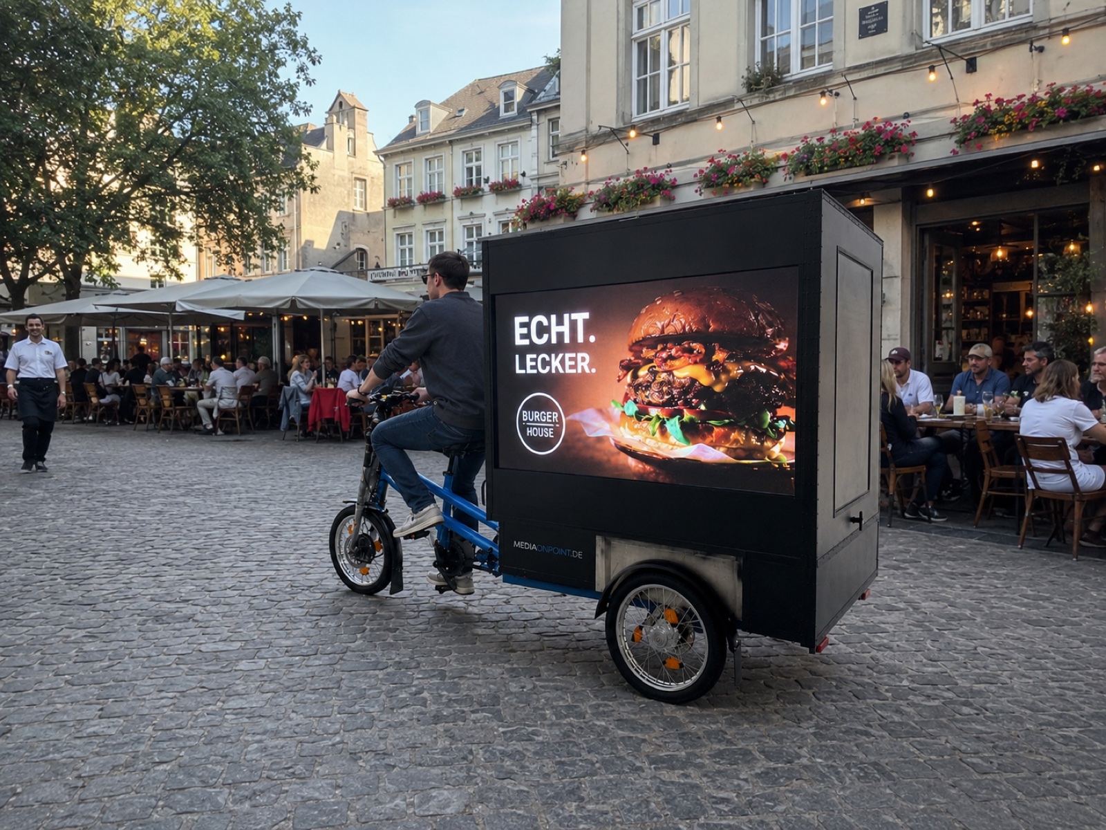 E-Bike mit Burger-Werbung auf einem Gastro-Platz